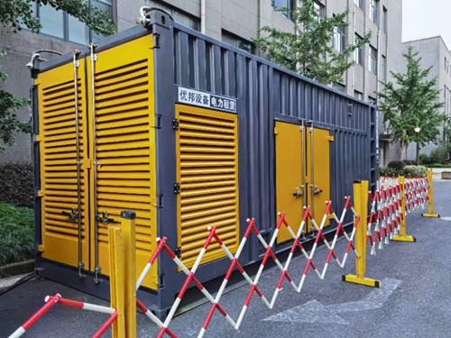 南丹如何使用转速表检查发动机的转速？